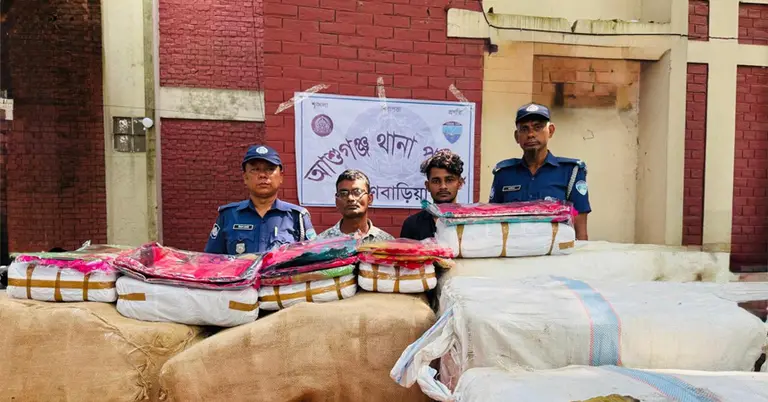 ভারতীয় শাড়িসহ গ্রেপ্তার ২